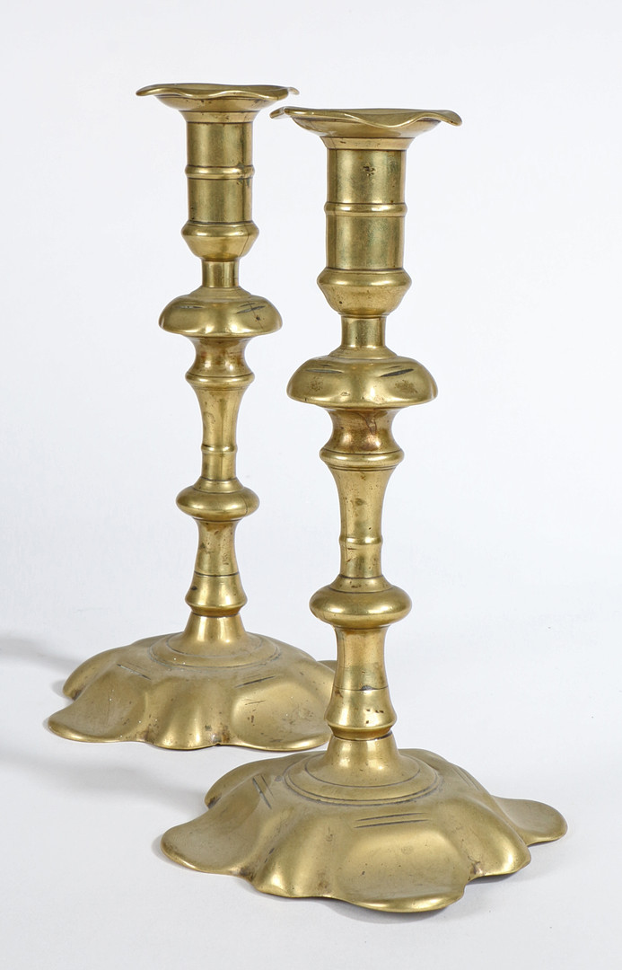 A PAIR OF GEORGE II BRASS SOCKET CANDLESTICKS, CIRCA 1755. - Image 3 of 3