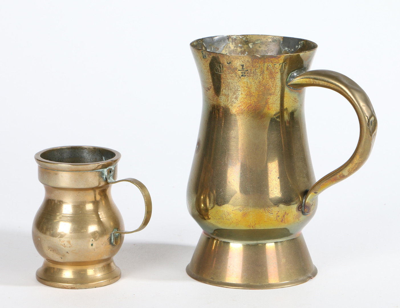 A 19TH CENTURY BRASS AND COPPER HALF-PINT TULIP-SHAPED MEASURE, SCOTTISH.