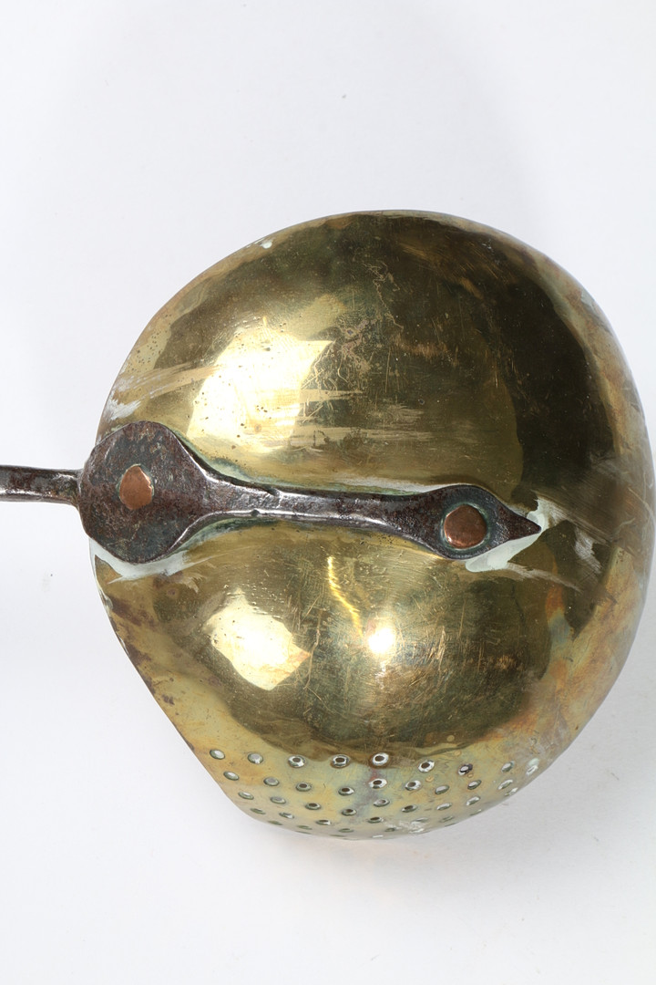 AN EARLY 18TH CENTURY BRASS AND IRON STRAINING LADLE, ENGLISH, CIRCA 1720-50. - Image 3 of 3