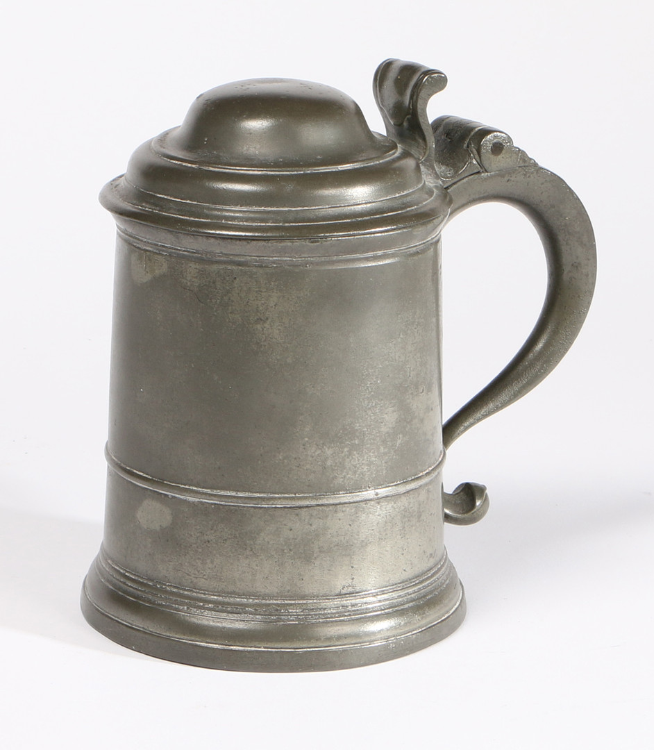 A PEWTER OEAS QUART DOME-LIDDED TANKARD, CIRCA 1720. - Image 2 of 5