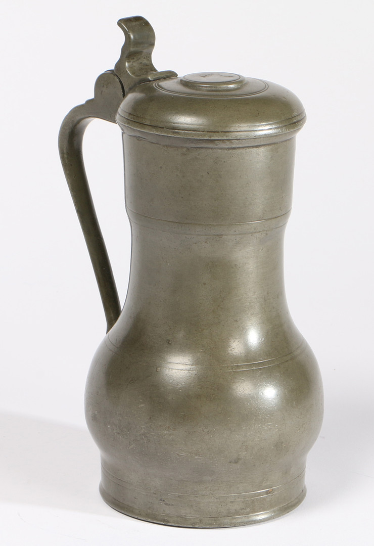 A PEWTER 'REMBRANDT-TYPE' FLAGON, DUTCH, CIRCA 1700.