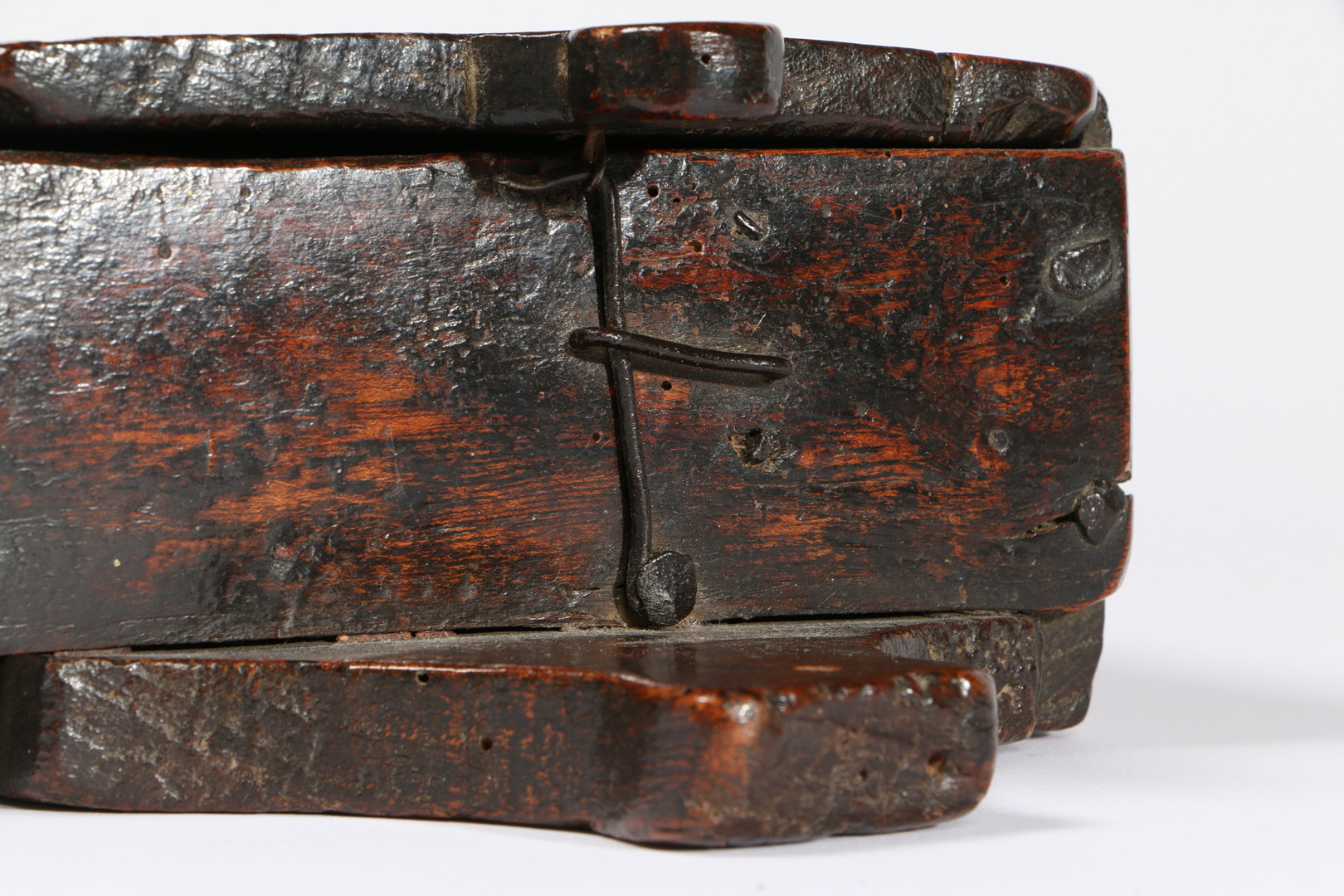 A DELIGHTFUL BOARDED ELM TINDER BOX, COMPLETE WITH STEEL, FLINT ETC., ENGLISH/WELSH, CIRCA 1700. - Image 3 of 3