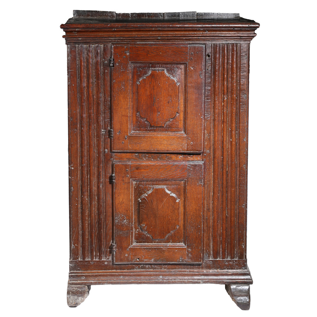 A SMALL 17TH CENTURY OAK LIVERY CUPBOARD, FRANCO-FLEMISH.