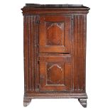 A SMALL 17TH CENTURY OAK LIVERY CUPBOARD, FRANCO-FLEMISH.