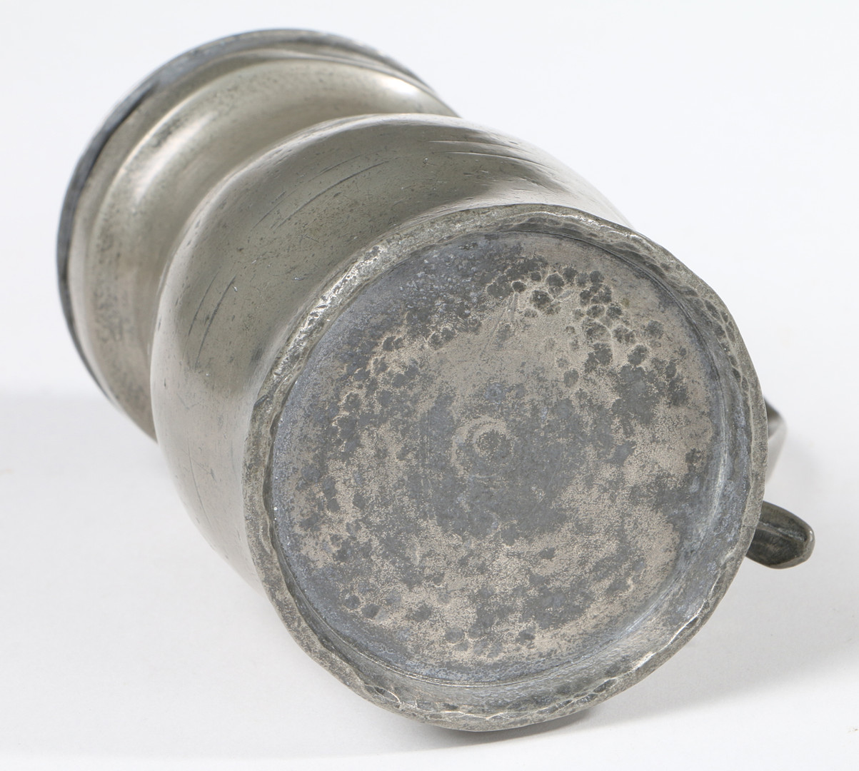 A GEORGE II PEWTER OEWS PINT BUD BALUSTER MEASURE, CIRCA 1740. - Image 4 of 4