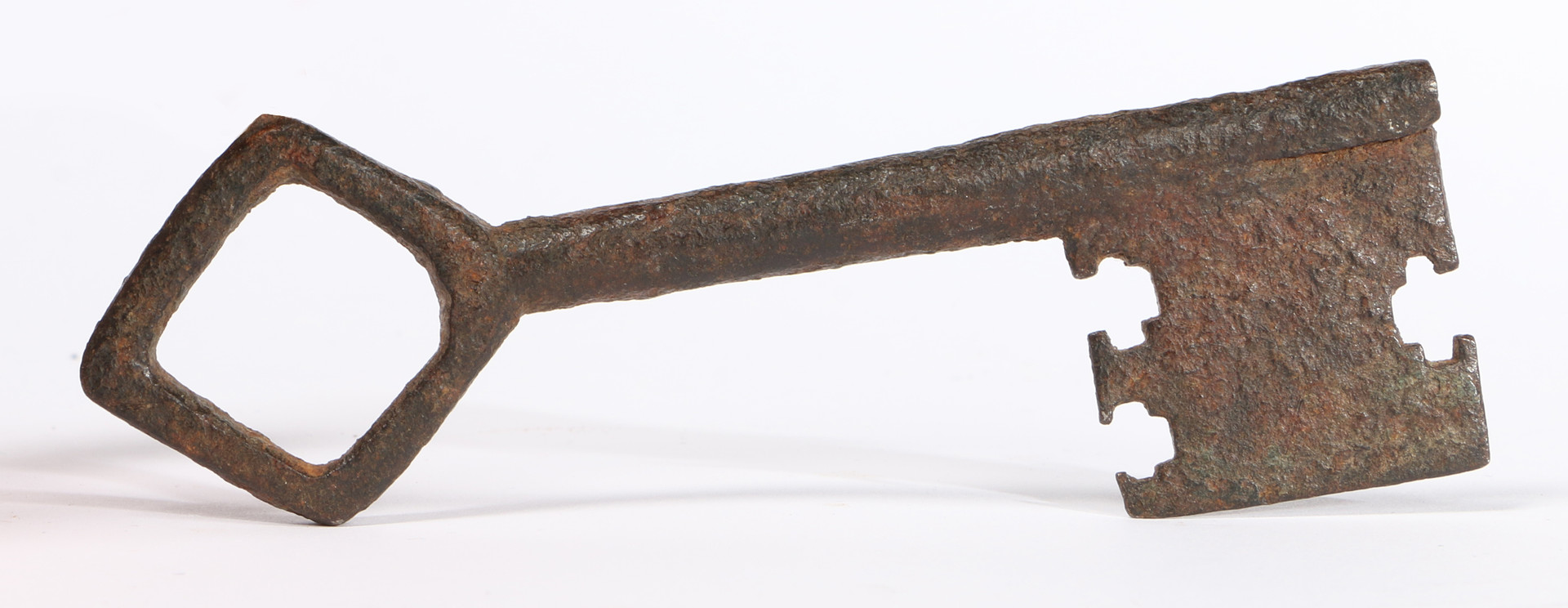 A 14TH CENTURY IRON KEY, ENGLISH, CIRCA 1300.