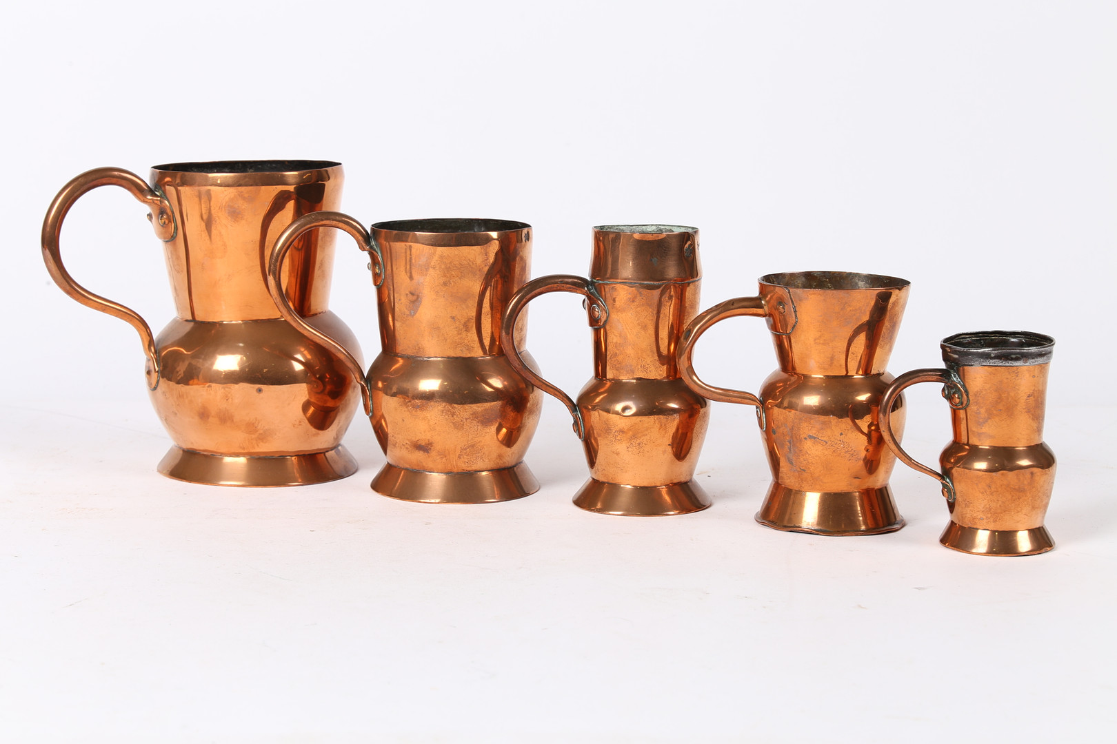 A GROUP OF FIVE 19TH CENTURY COPPER THISTLE- AND BALUSTER-SHAPED MEASURES, SCOTTISH. - Image 4 of 6