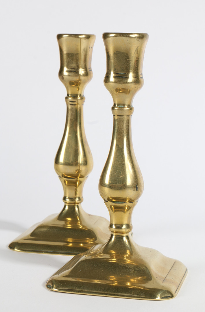 A PAIR OF GEORGE II BRASS SQUARE-BASE CANDLESTICKS, CIRCA 1730. - Image 3 of 3
