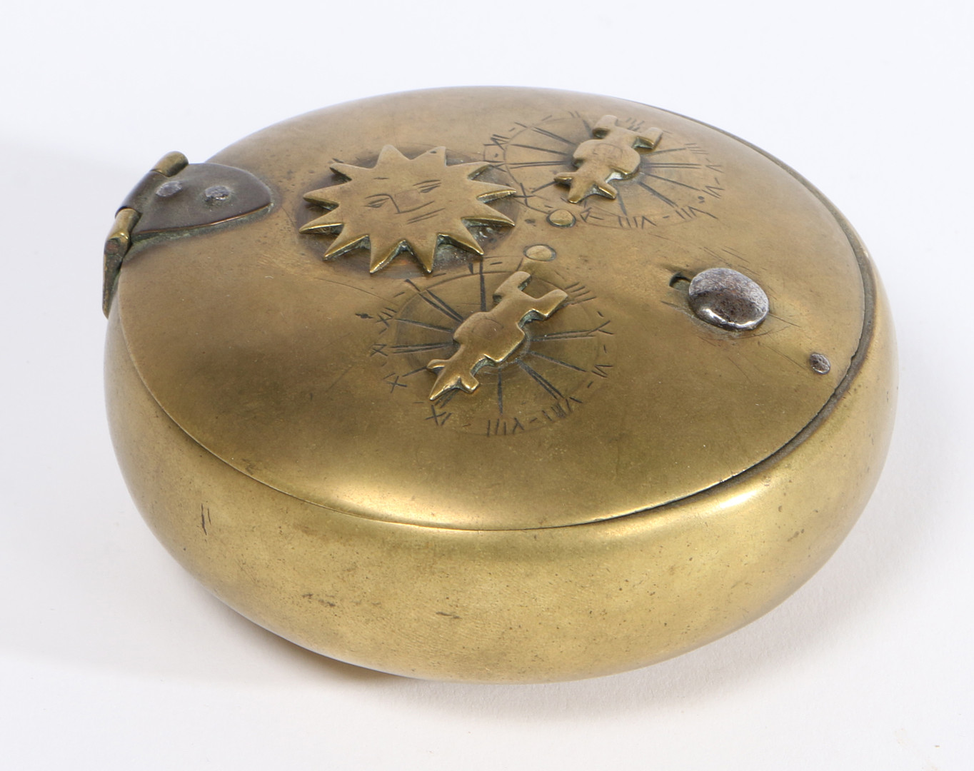 AN EARLY 18TH CENTURY POCKET BRASS COMBINATION SNUFF BOX, CIRCA 1720. - Image 2 of 2