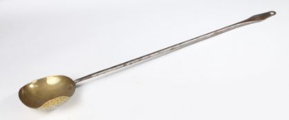 AN EARLY 18TH CENTURY BRASS AND IRON STRAINING LADLE, ENGLISH, CIRCA 1720-50.