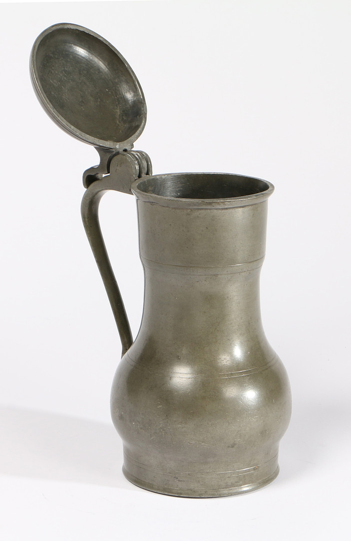 A PEWTER 'REMBRANDT-TYPE' FLAGON, DUTCH, CIRCA 1700. - Image 3 of 3