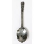 A WILLIAM & MARY PEWTER ROUND-END SPOON, CIRCA 1690.