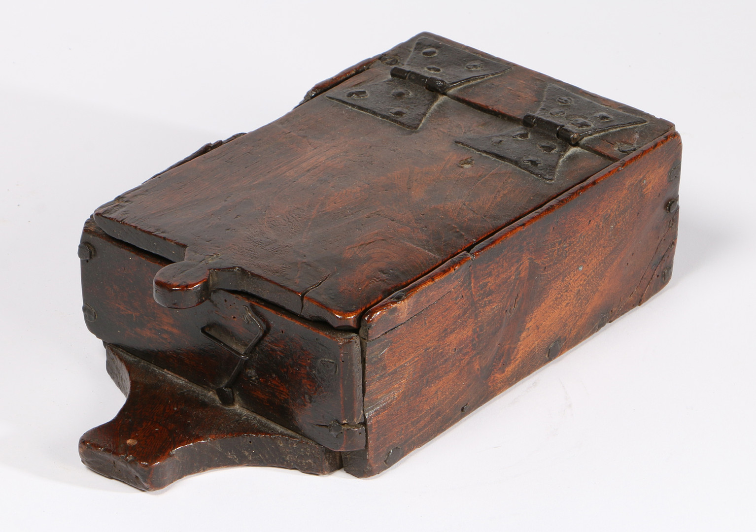 A DELIGHTFUL BOARDED ELM TINDER BOX, COMPLETE WITH STEEL, FLINT ETC., ENGLISH/WELSH, CIRCA 1700.