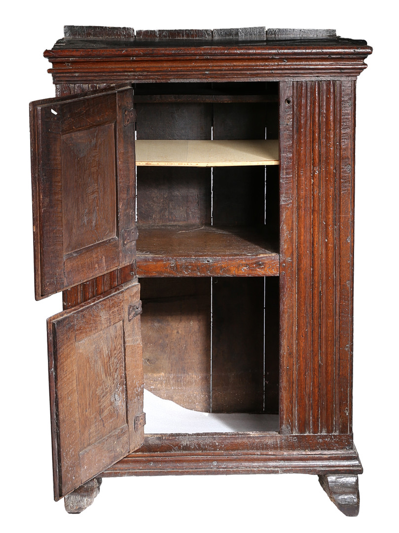 A SMALL 17TH CENTURY OAK LIVERY CUPBOARD, FRANCO-FLEMISH. - Image 2 of 4