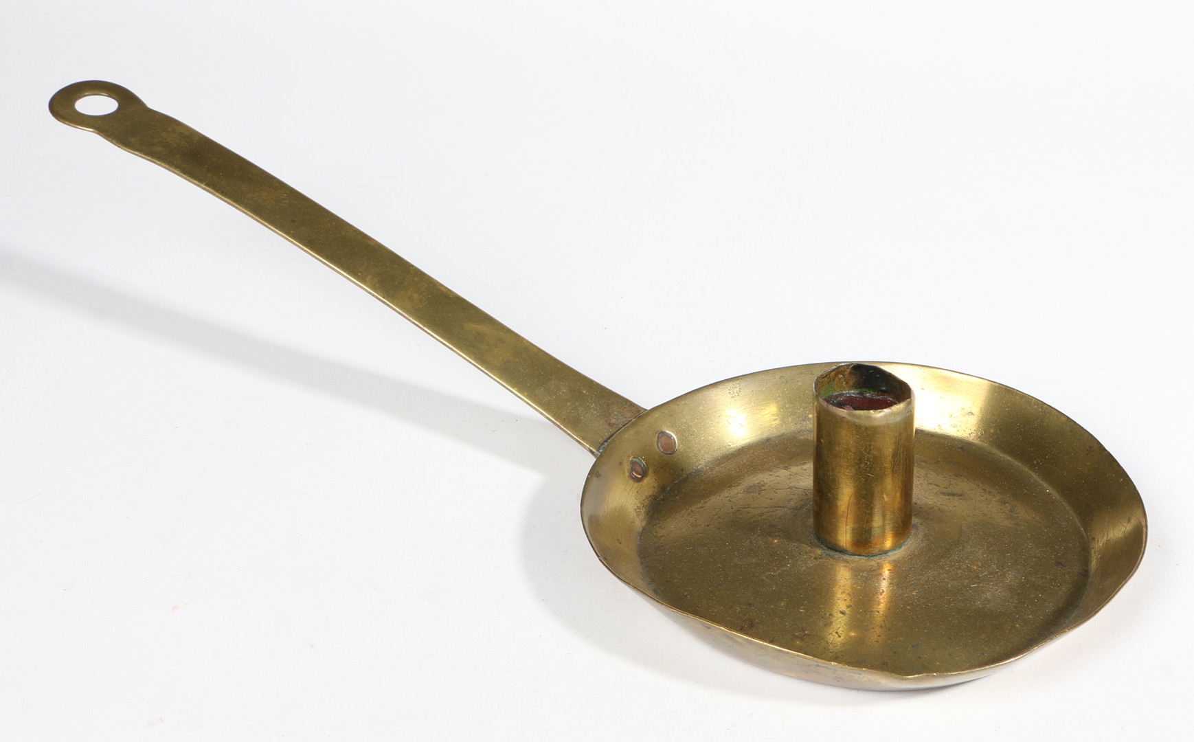 AN EARLY 18TH CENTURY BRASS CHAMBERSTICK, CIRCA 1720. - Image 3 of 3