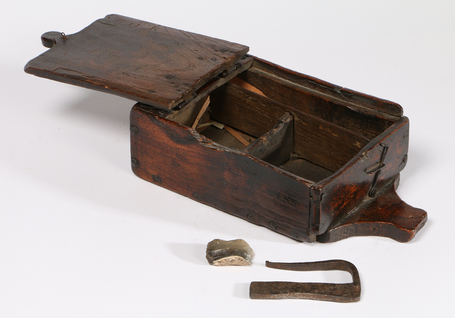 A DELIGHTFUL BOARDED ELM TINDER BOX, COMPLETE WITH STEEL, FLINT ETC., ENGLISH/WELSH, CIRCA 1700. - Image 2 of 3