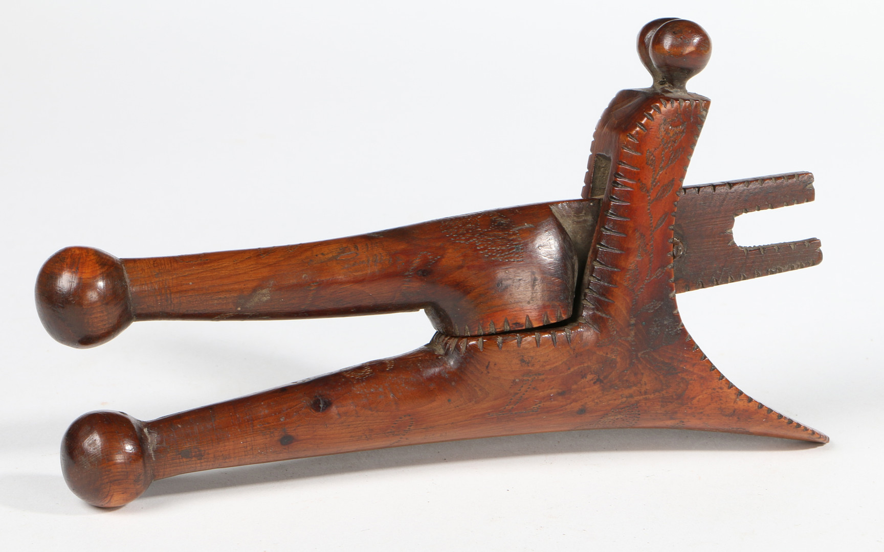 A GEORGE III YEW CROSSOVER LEVER-ACTION NUTCRACKER, POSSIBLY DATED '78'. - Image 3 of 3