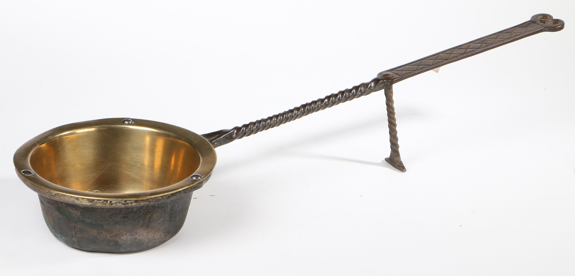 AN 18TH CENTURY BRASS AND WROUGHT IRON DOWN-HEARTH PAN OR SKILLET, ENGLISH. CIRCA 1720-50.