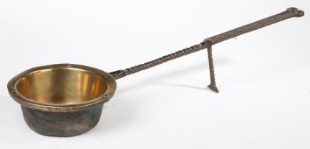 AN 18TH CENTURY BRASS AND WROUGHT IRON DOWN-HEARTH PAN OR SKILLET, ENGLISH. CIRCA 1720-50.