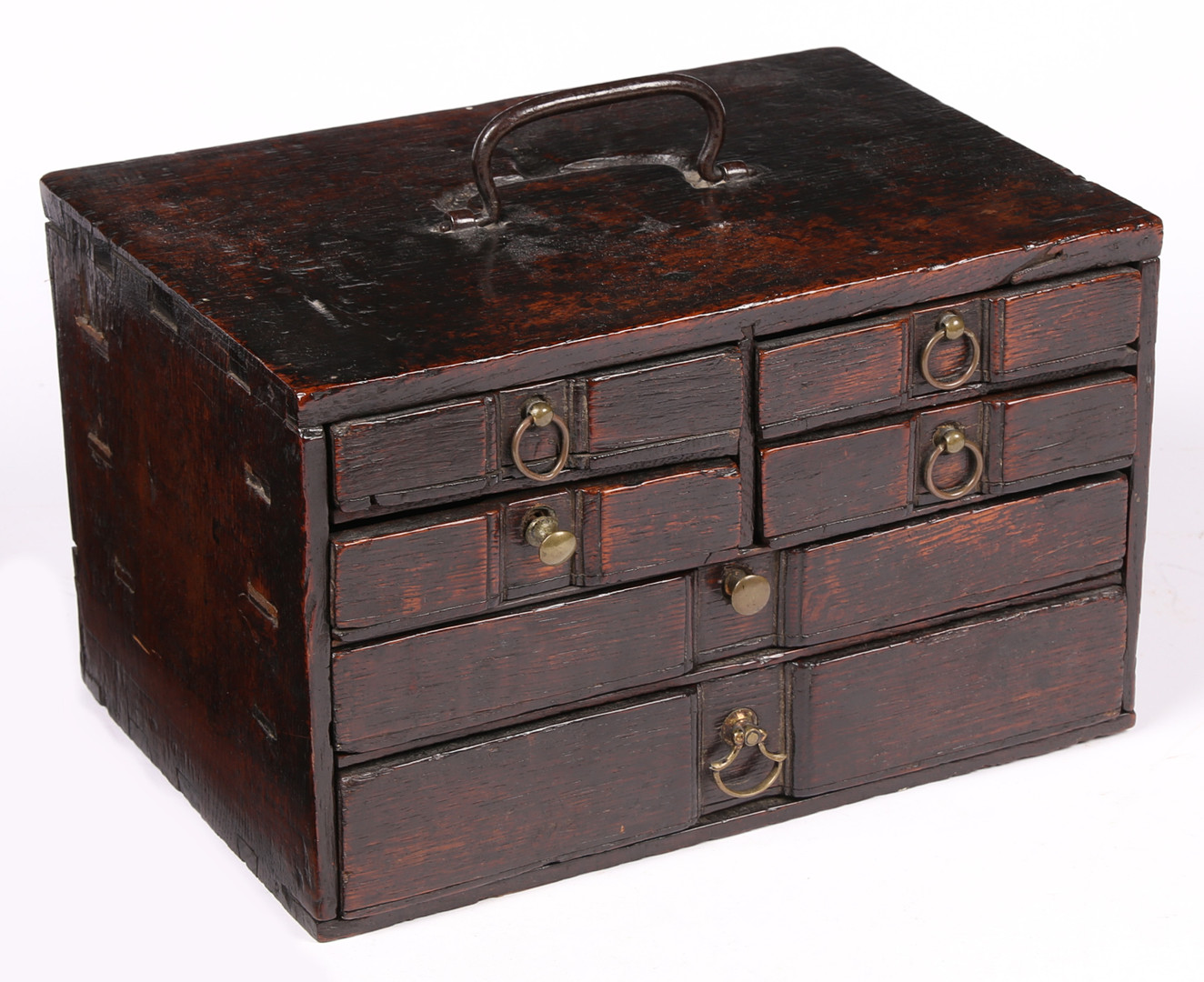 AN UNUSUAL SMALL BOARDED OAK TABLE-TOP CHEST OF DRAWERS, ENGLISH, CIRCA 1700-20. - Image 2 of 5