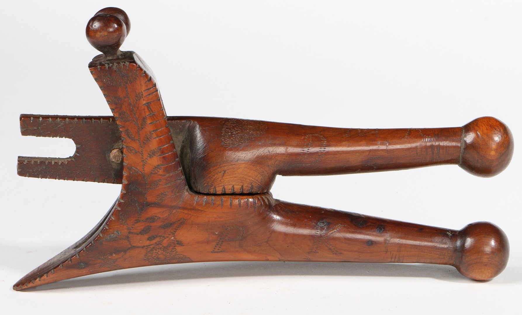 A GEORGE III YEW CROSSOVER LEVER-ACTION NUTCRACKER, POSSIBLY DATED '78'. - Image 2 of 3