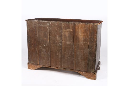 AN UNUSUAL EARLY 18TH CENTURY WALNUT AND PEWTER INLAID KNEEHOLE DESK OF UNUSUAL COMPOSITION. - Image 2 of 3