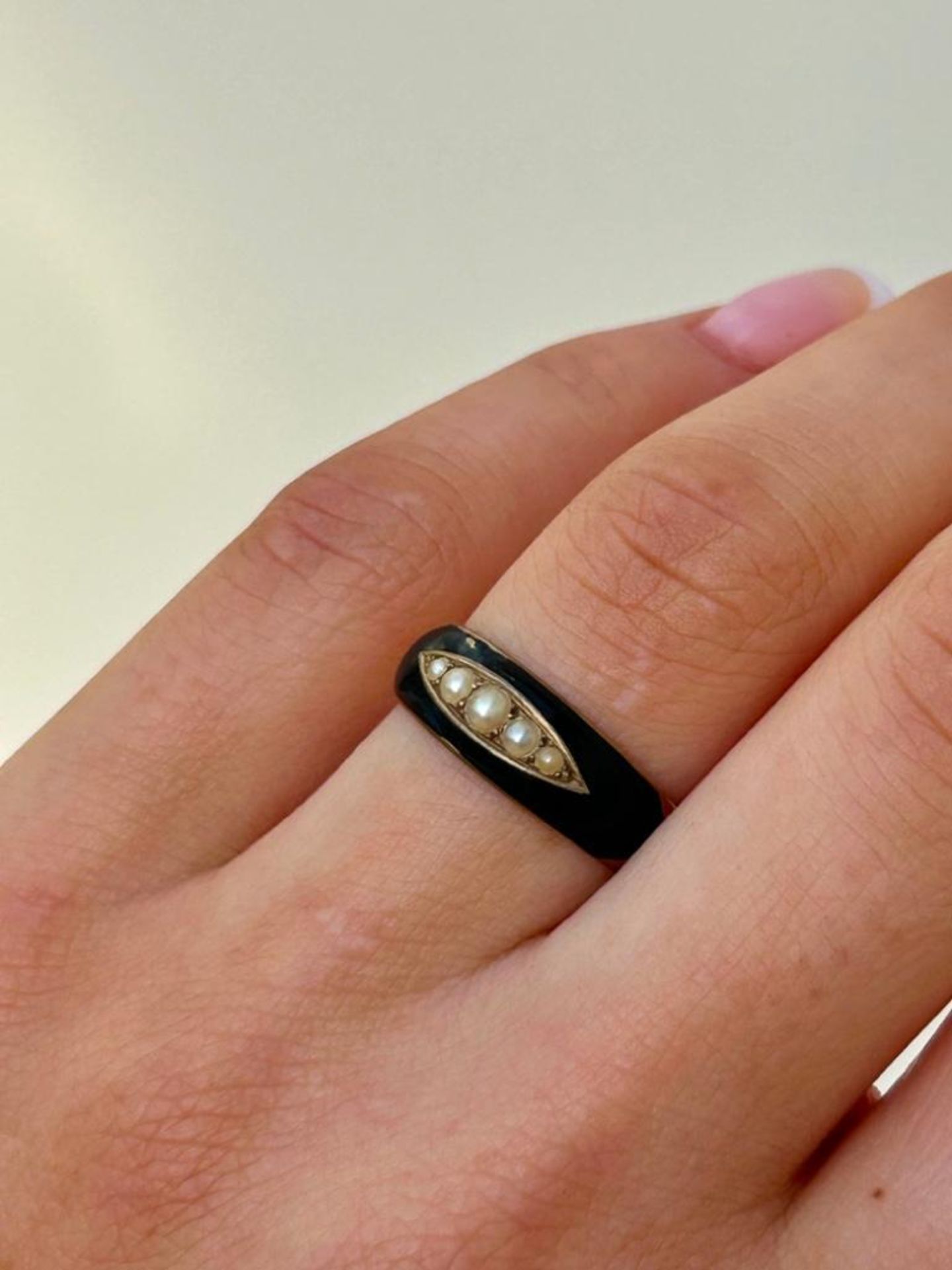 15ct Yellow Gold Black Enamel and Pearl Ring - Image 6 of 6