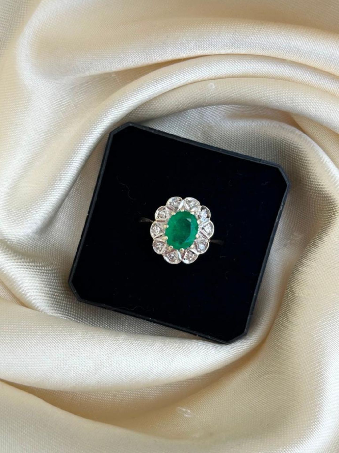 Emerald and Diamond Cluster Ring in 9ct Gold - Image 4 of 7