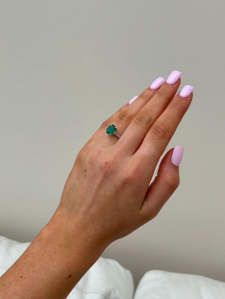 Outstanding Emerald and Diamond Ring - Image 4 of 9