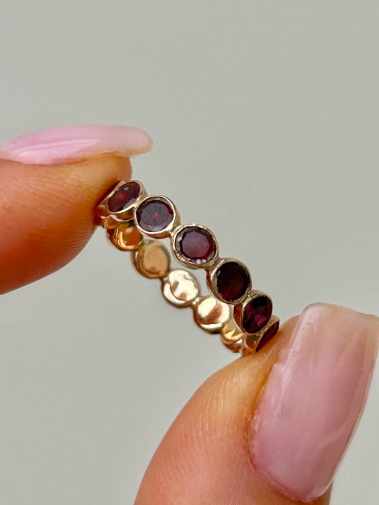 Antique Georgian Era Garnet Full Eternity Band Hoop Ring in Gold - Image 3 of 7