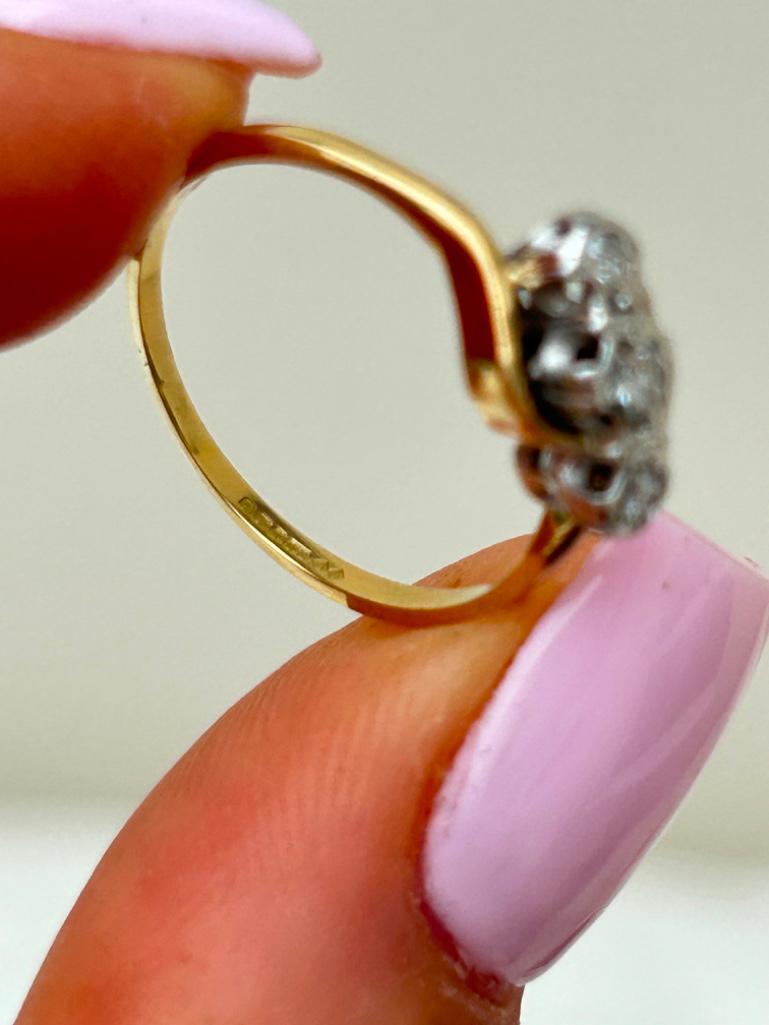 Sweet Diamond 18ct Yellow Gold Triple Stone Twist Ring - Image 7 of 8