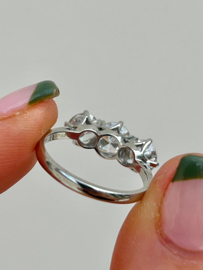 3.5 Carat Diamond 3 Stone Ring in Platinum - Image 5 of 6