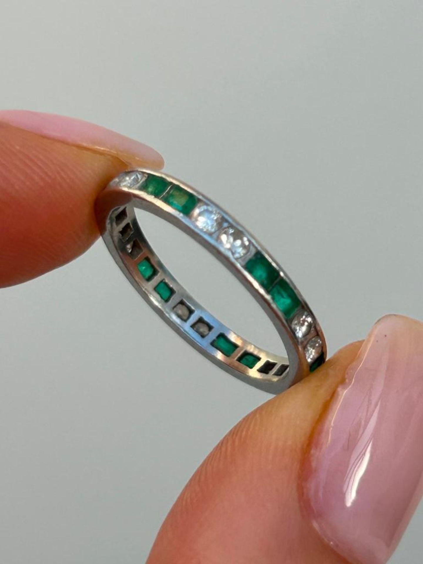 Vintage Emerald and Diamond Full Eternity Band Ring in 18ct White Gold - Image 5 of 6