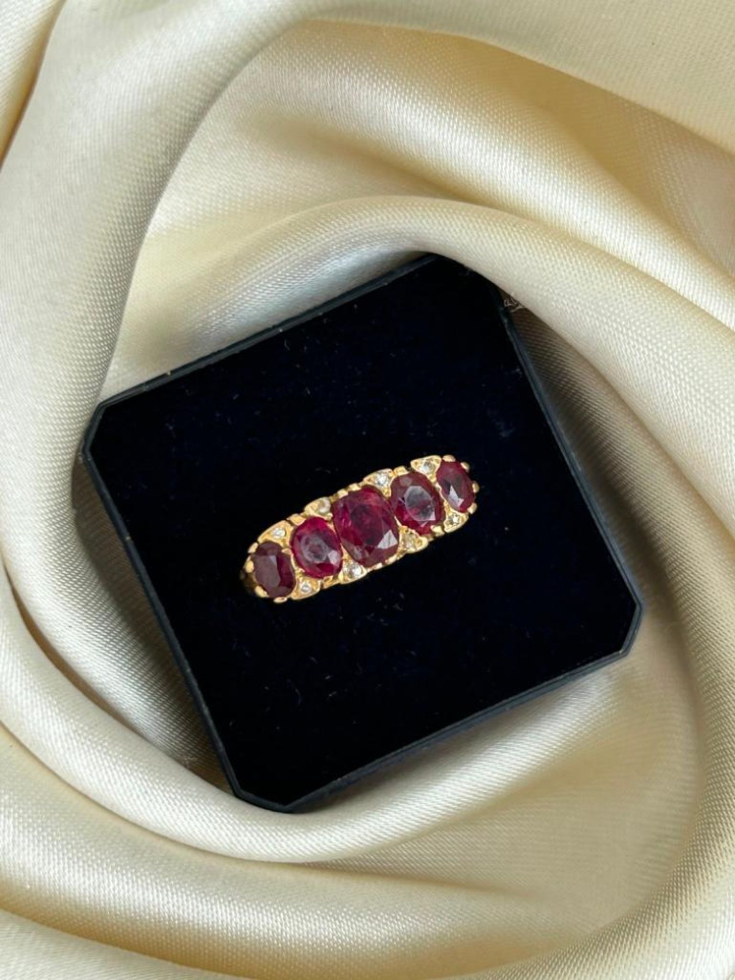 Chunky 18ct Yellow Gold Ruby and Diamond 5 Stone Ring - Image 5 of 9