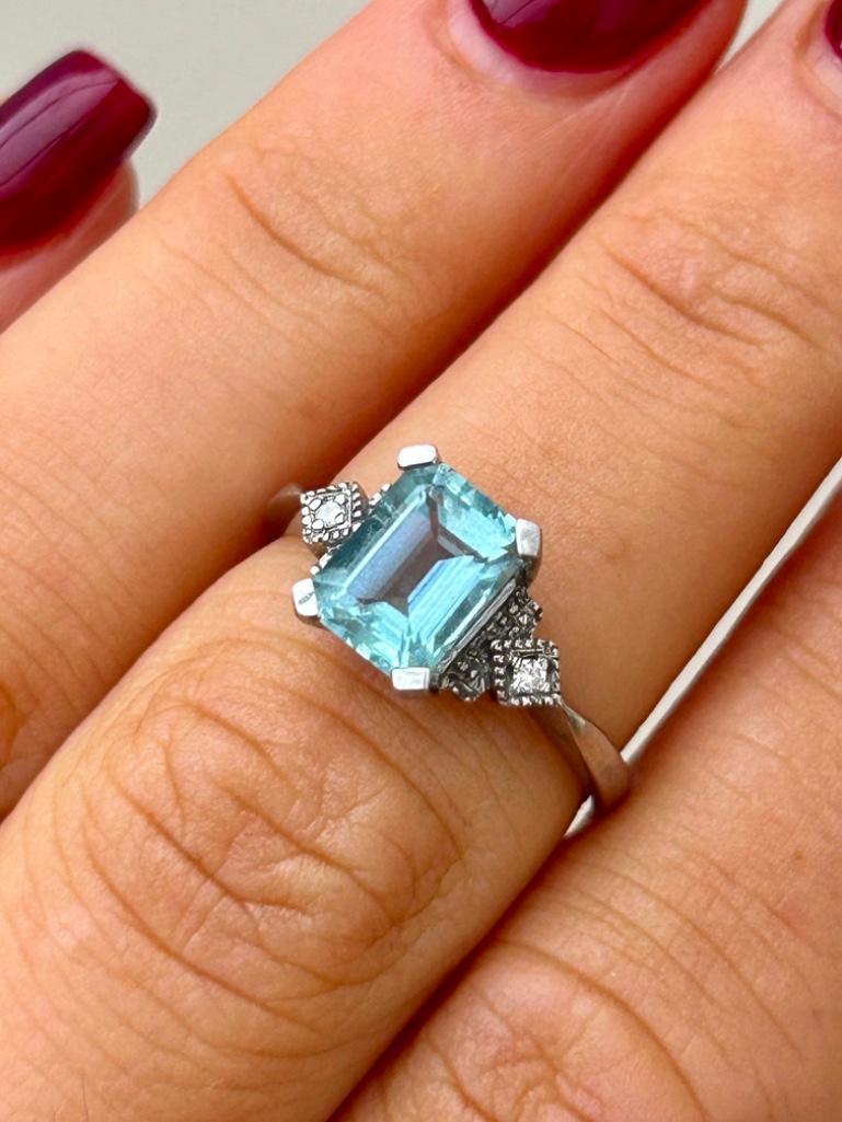 18ct White Gold Aquamarine and Diamond Dress Ring - Image 2 of 6