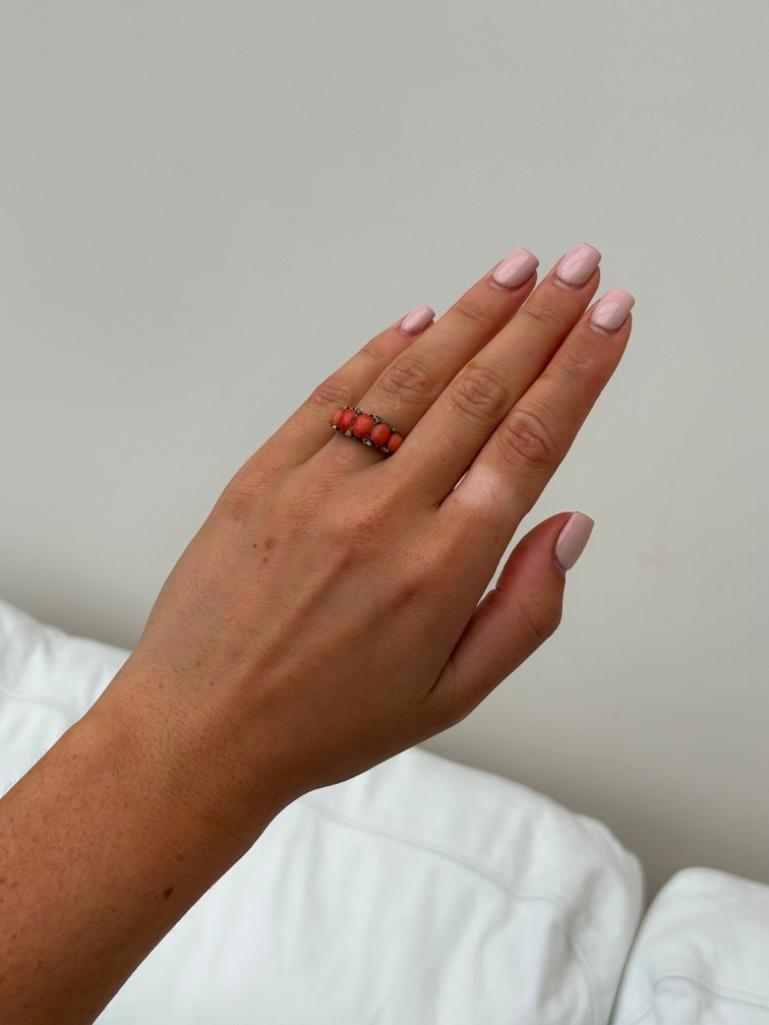 Chunky Antique Yellow Gold Coral and Diamond 5 Stone Ring - Image 3 of 6