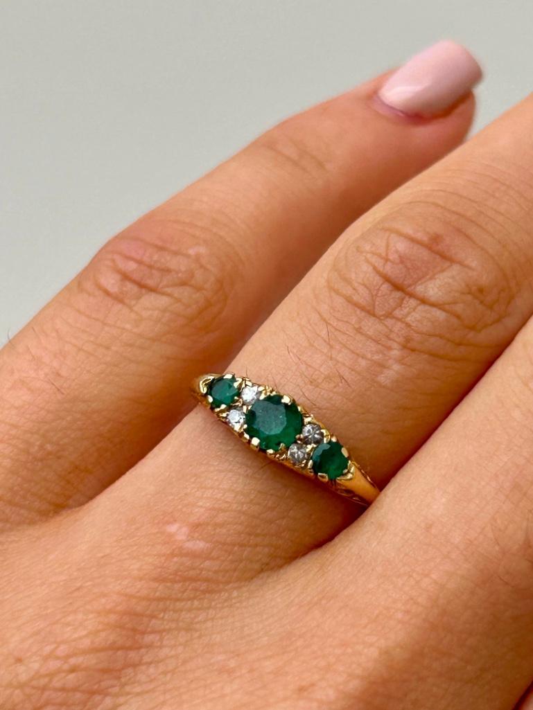 18ct Gold Emerald and Diamond Ring - Image 2 of 7