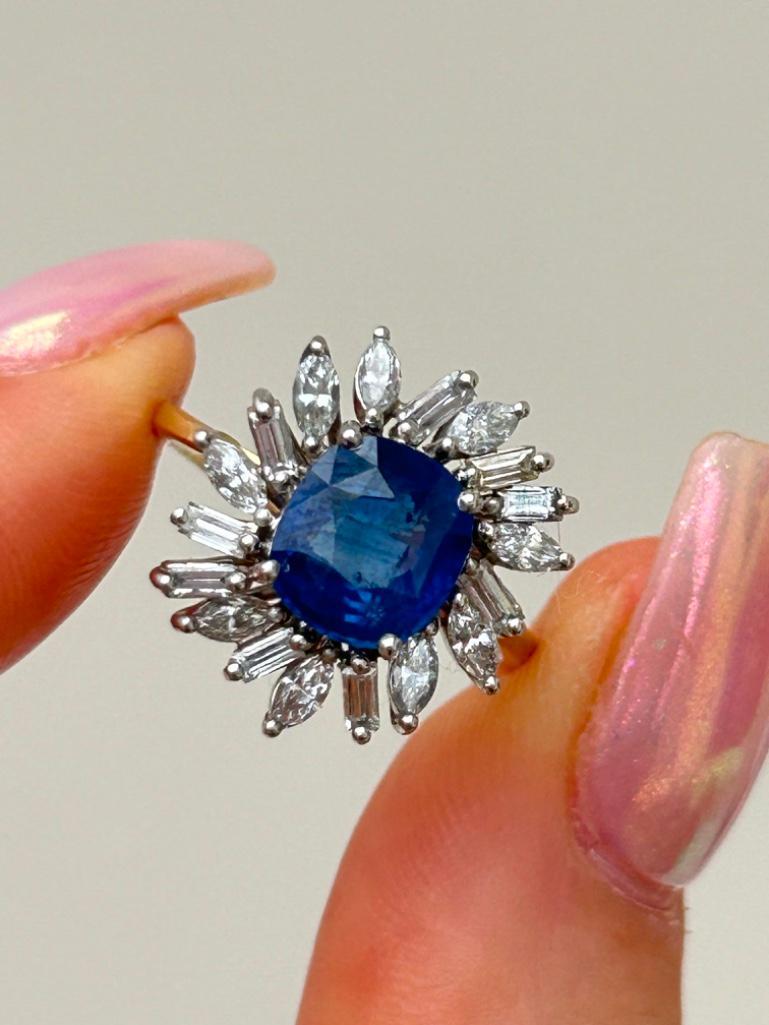 Incredible Natural 3.15ct Sapphire with Diamond Surround in 18ct Yellow Gold - Image 5 of 8