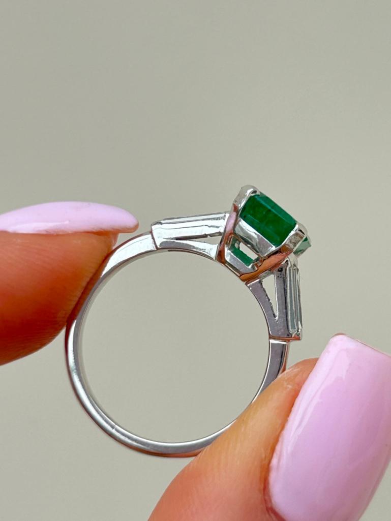 Outstanding Emerald and Diamond Ring - Image 9 of 9