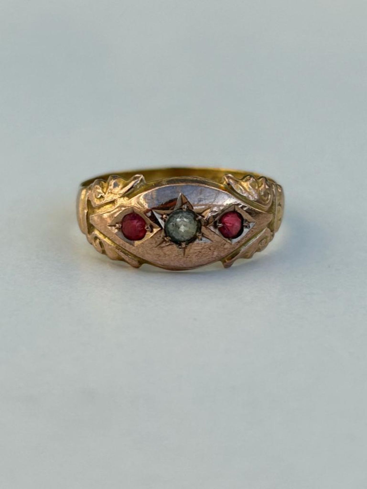 22ct Yellow Gold Red and White 3 Stone Star Ring - Image 3 of 6