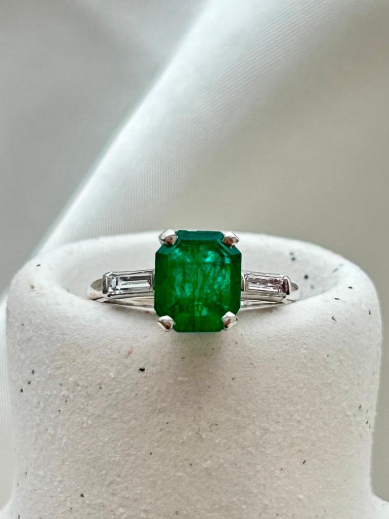 Outstanding Emerald and Diamond Ring - Image 2 of 9