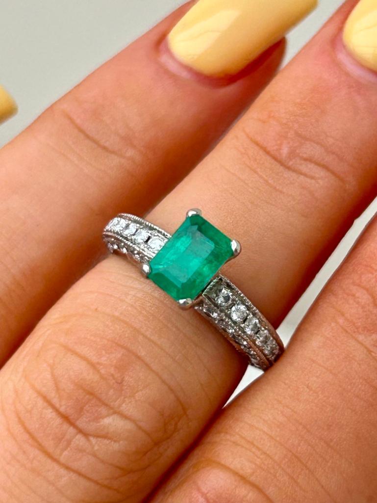 Outstanding Platinum Emerald and Diamond Ring - Image 5 of 10