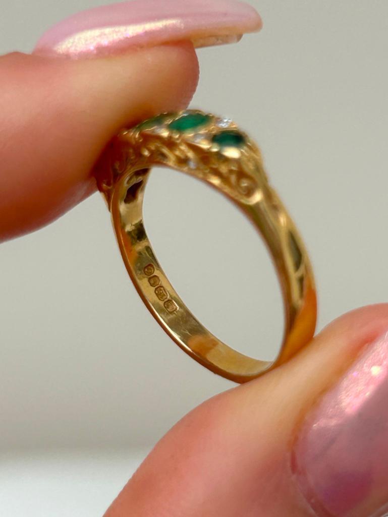 18ct Yellow Gold Emerald and Diamond 5 Stone Ring - Image 8 of 8
