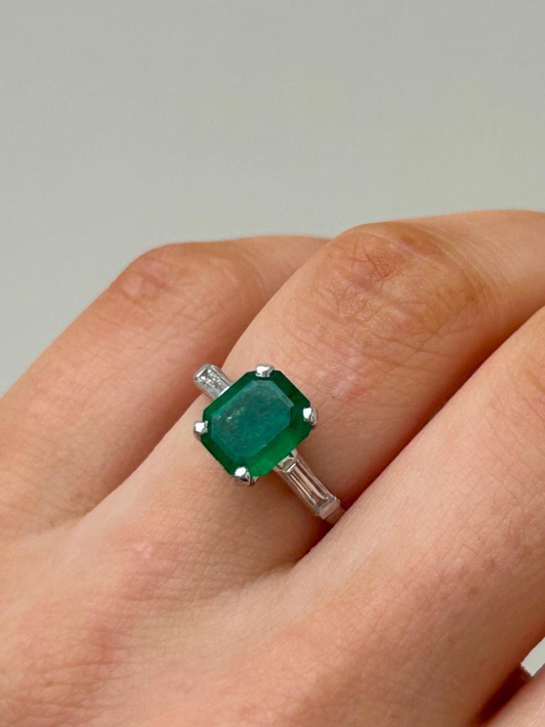 Outstanding Emerald and Diamond Ring - Image 5 of 9