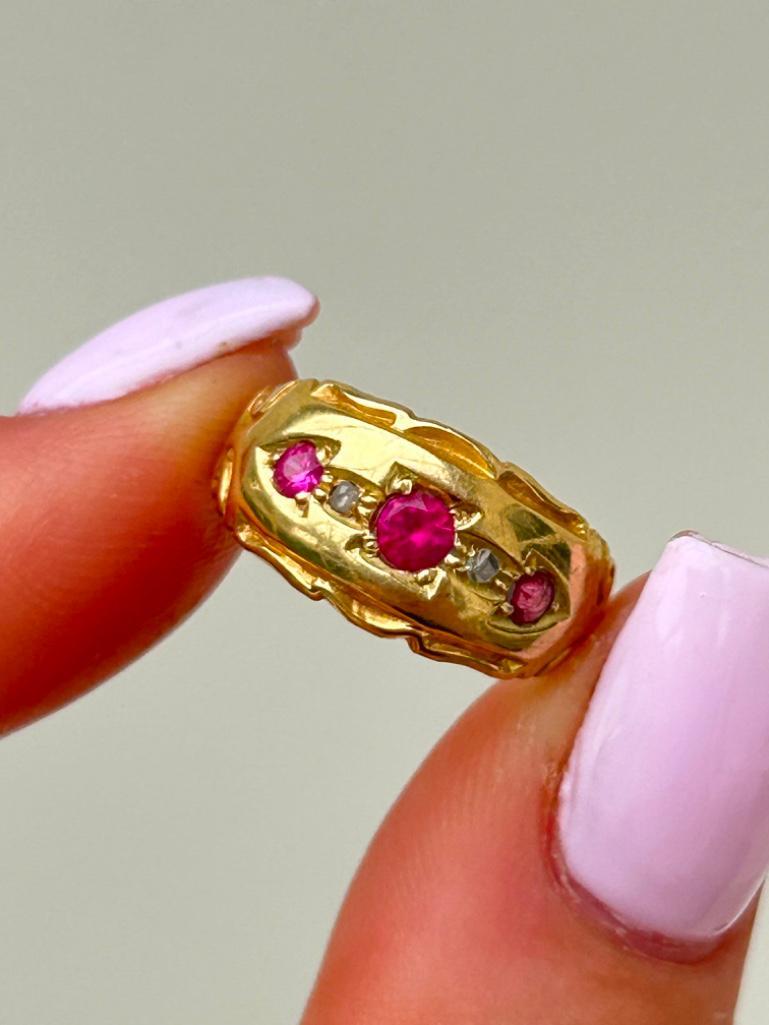 Amazing 18ct Yellow Gold Ruby and Diamond Ring - Image 3 of 8