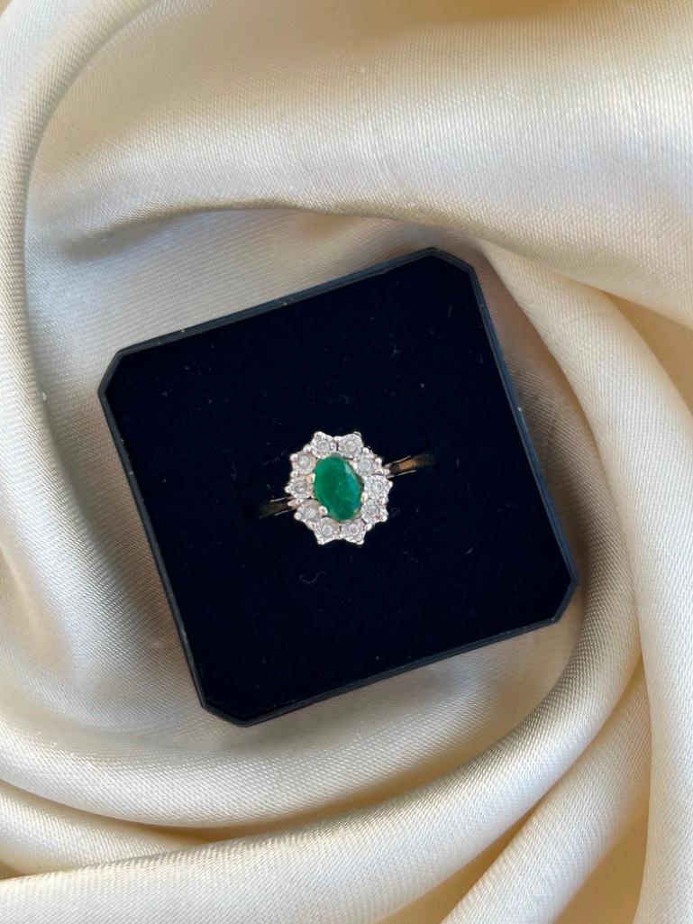 Sweet 9ct Gold Emerald and Diamond Cluster Flower Ring - Image 6 of 9