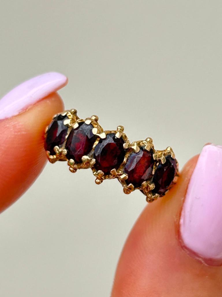 Chunky 9ct Gold Garnet 5 Stone Ring - Image 4 of 10