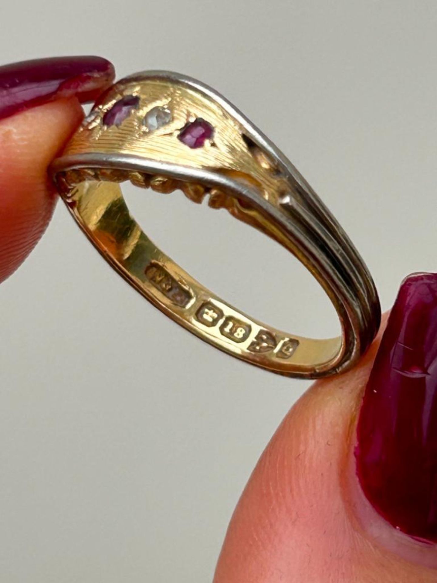 Chunky 18ct Gold Ruby and Diamond 5 Stone Ring - Image 6 of 7
