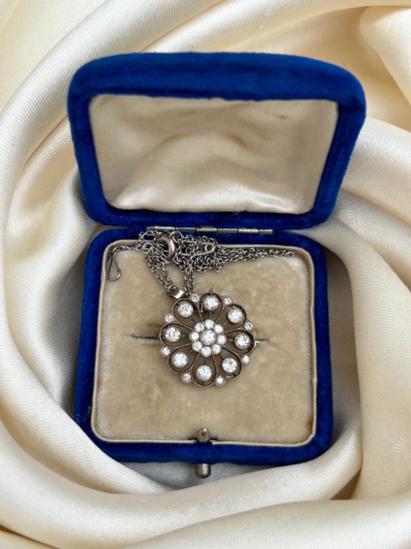 Outstanding 18ct White Gold and Platinum Diamond Flower Pendant on Chain in Blue Velvet Box - Image 4 of 7