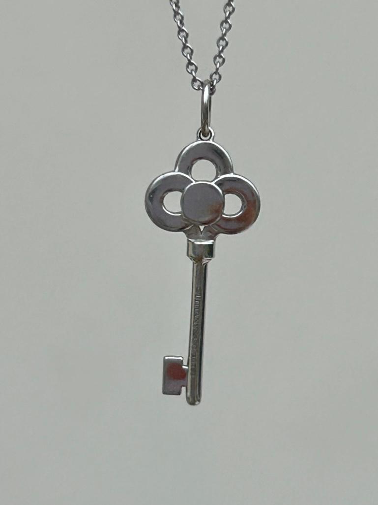 Amazing Tiffany 18ct White Gold Diamond Key Pendant on Tiffany Chain - Image 3 of 7